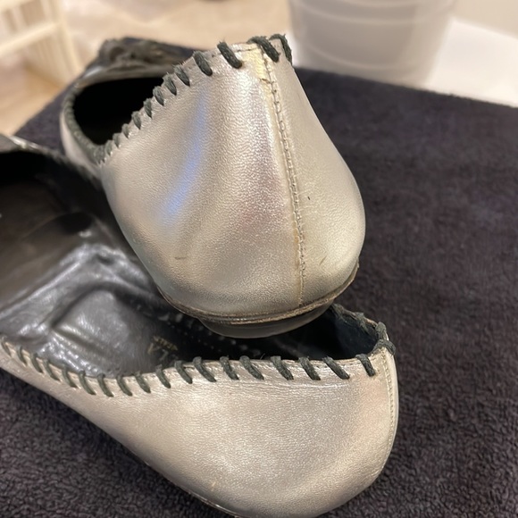 ISABELLA FIORE “Lovely Bis” silver flats with black stitching and tassel - Picture 4 of 8